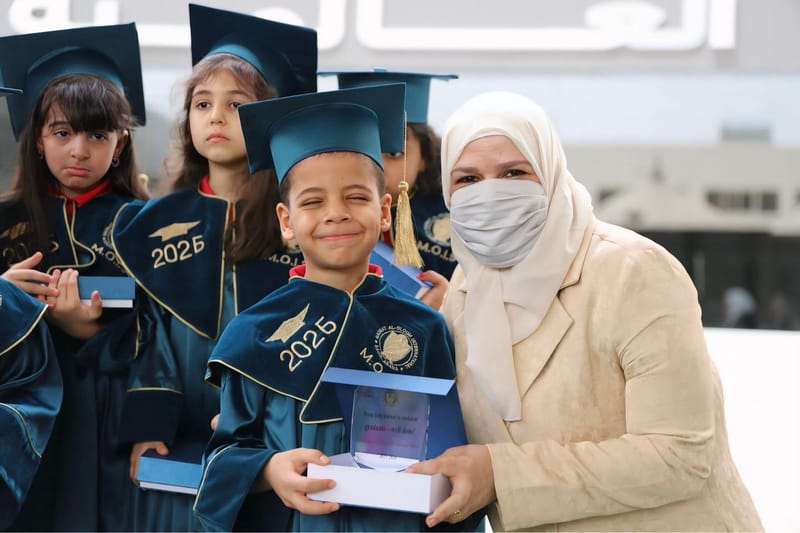 لحظات التكريم جاءت لتُتوّج سعادتهم بما حققوه اليوم، بتكريم الأستاذة نهى زين العابدين، المدير التنفيذي لمدارس مدينة العلوم العالمية 🎓