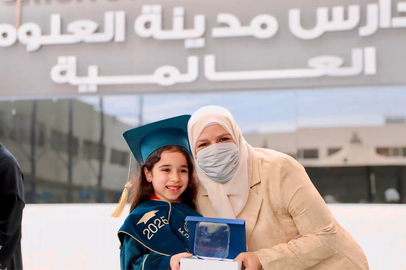 لحظات التكريم جاءت لتُتوّج سعادتهم بما حققوه اليوم، بتكريم الأستاذة نهى زين العابدين، المدير التنفيذي لمدارس مدينة العلوم العالمية 🎓