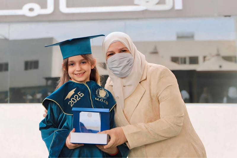 لحظات التكريم جاءت لتُتوّج سعادتهم بما حققوه اليوم، بتكريم الأستاذة نهى زين العابدين، المدير التنفيذي لمدارس مدينة العلوم العالمية 🎓