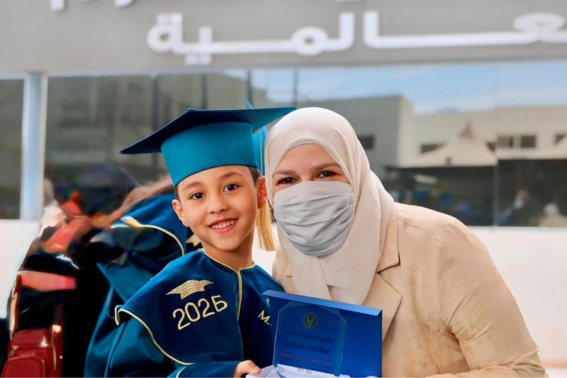 لحظات التكريم جاءت لتُتوّج سعادتهم بما حققوه اليوم، بتكريم الأستاذة نهى زين العابدين، المدير التنفيذي لمدارس مدينة العلوم العالمية 🎓