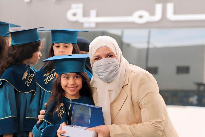 لحظات التكريم جاءت لتُتوّج سعادتهم بما حققوه اليوم، بتكريم الأستاذة نهى زين العابدين، المدير التنفيذي لمدارس مدينة العلوم العالمية 🎓