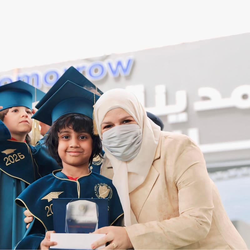 لحظات التكريم جاءت لتُتوّج سعادتهم بما حققوه اليوم، بتكريم الأستاذة نهى زين العابدين، المدير التنفيذي لمدارس مدينة العلوم العالمية 🎓