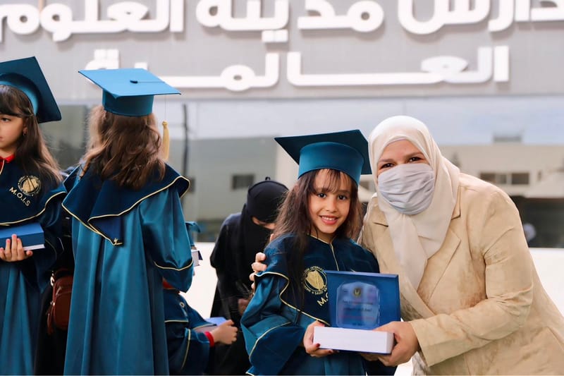 لحظات التكريم جاءت لتُتوّج سعادتهم بما حققوه اليوم، بتكريم الأستاذة نهى زين العابدين، المدير التنفيذي لمدارس مدينة العلوم العالمية 🎓