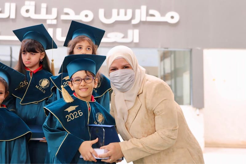 لحظات التكريم جاءت لتُتوّج سعادتهم بما حققوه اليوم، بتكريم الأستاذة نهى زين العابدين، المدير التنفيذي لمدارس مدينة العلوم العالمية 🎓