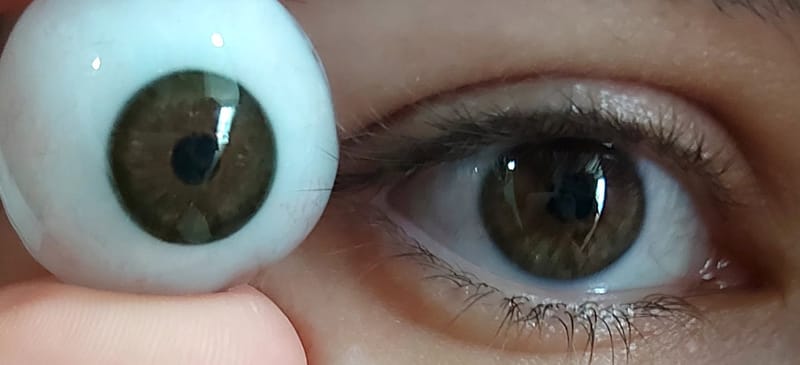 العيون التعويضية التجميلية