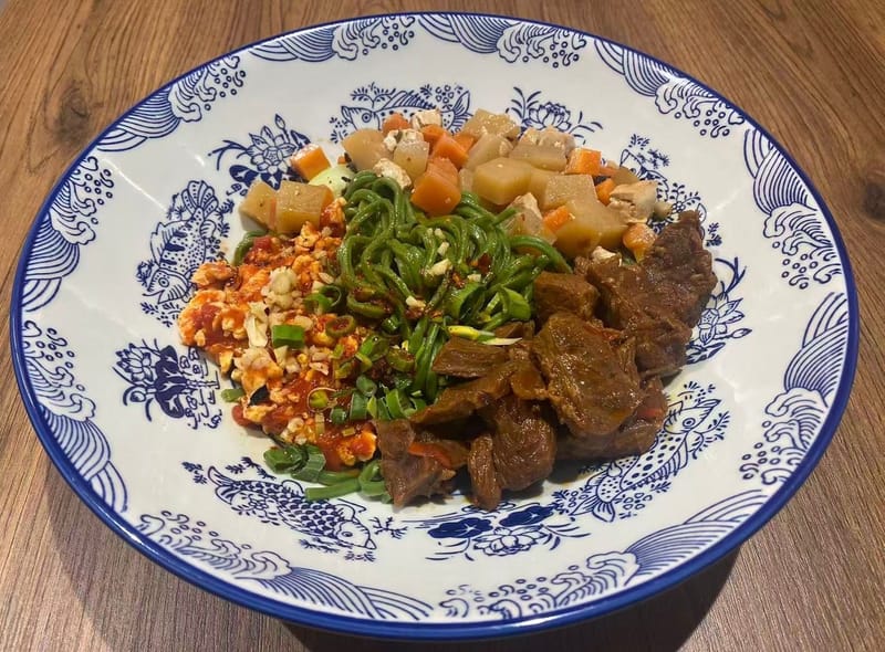 50- TALLARINES DE ESPINACAS CON TERNERA 牛肉菠菜面