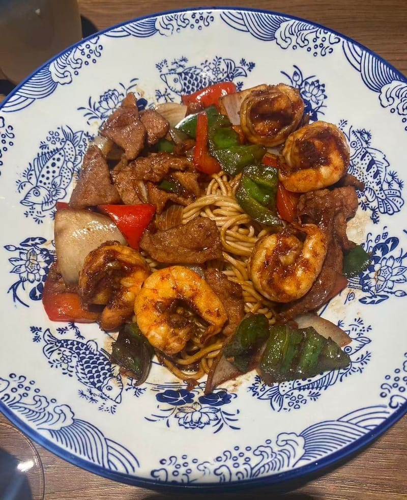 46- TALLARINES CON GAMBAS FRESCOS Y TERNERA 鲜虾牛肉面