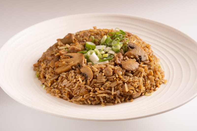 69- ARROZ FRITO CON TERNERA TRUFA NEGRA Y CHAMPIÑONES 黑松露牛肉蘑菇炒饭
