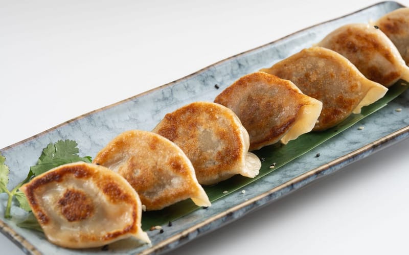 27- GYOZA CON CERDO Y GAMBAS A LA PLANCHA 猪肉和虾煎饺