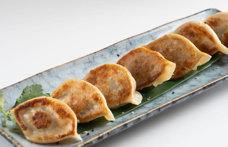 29- GYOZA CON POLLO A LA PLANCHA 鸡肉煎饺