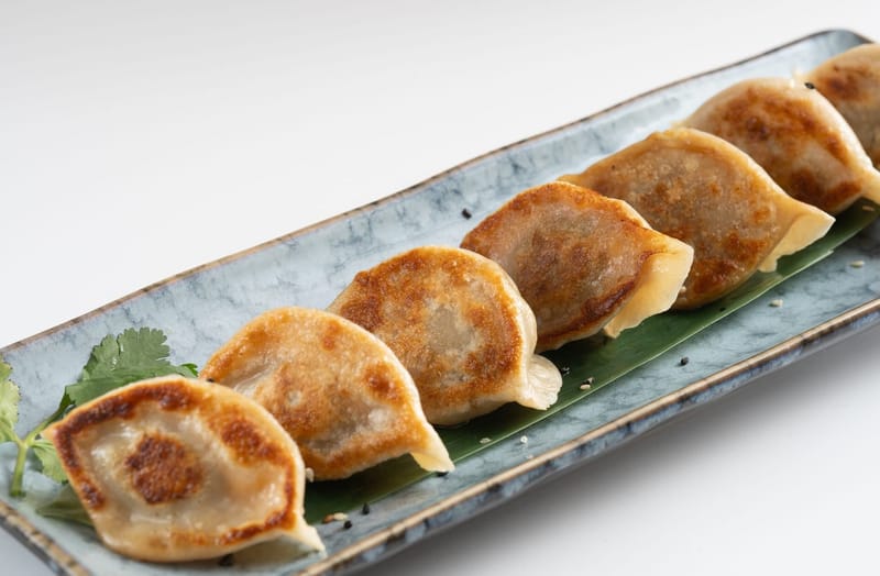 30- GYOZA CON GAMBAS Y HUEVO A LA PLANCHA 鸡蛋、虾、韭菜煎饺