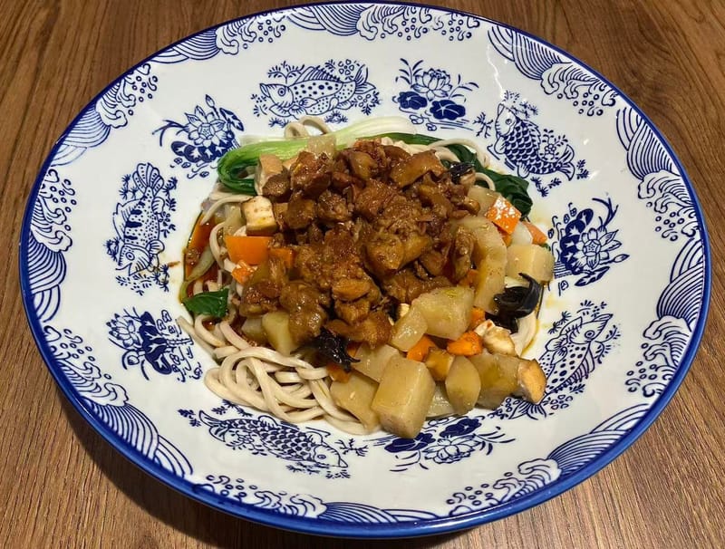 38- TALLARINES CON CARNE CERDO SALTEADO 臊子干拌面