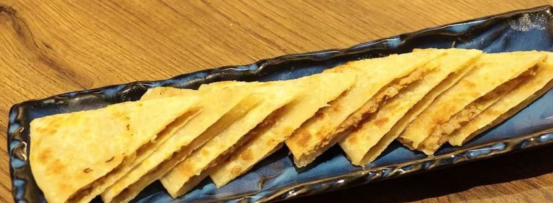 25- TORTITA DE CERDO CON CEBOLLETA 猪肉大葱肉饼