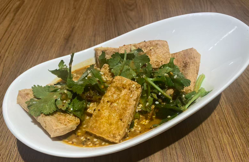 11- TOFU CON SALSA DE SÉSAMO 麻酱豆腐