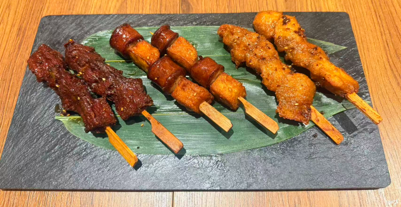 18- BROCHETAS MIXTAS (6 UNIDADES) 串串拼盘（6串）