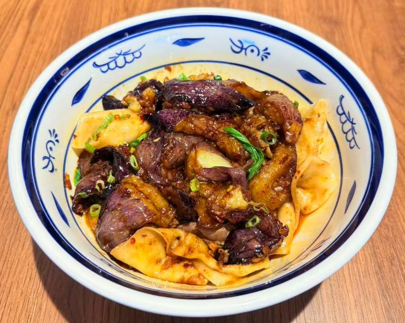 41- TALLARINES BIANGBIANG CON BERENJENA EN SALSA YUXIANG 鱼香茄子biangbiang面