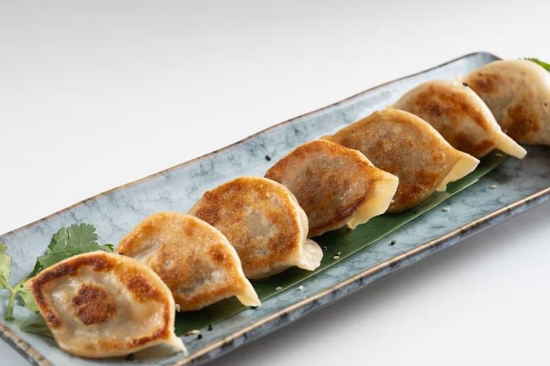 28- GYOZA DE TERNERA Y CEBOLLA 牛肉洋葱饺子（6个）