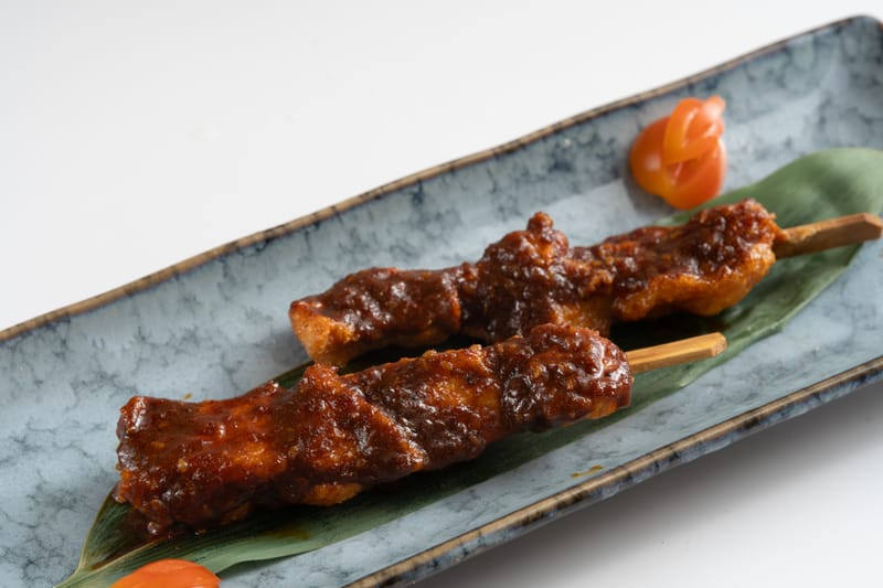 14- BROCHETAS DE POLLO (2 UNIDADES) 鸡肉串（2串）