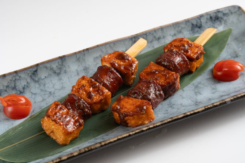 16- BROCHETAS DE TOUFU DE PESCADO Y SALCHICHAS (2 UNIDADES) 鱼豆腐香肠串（2串）