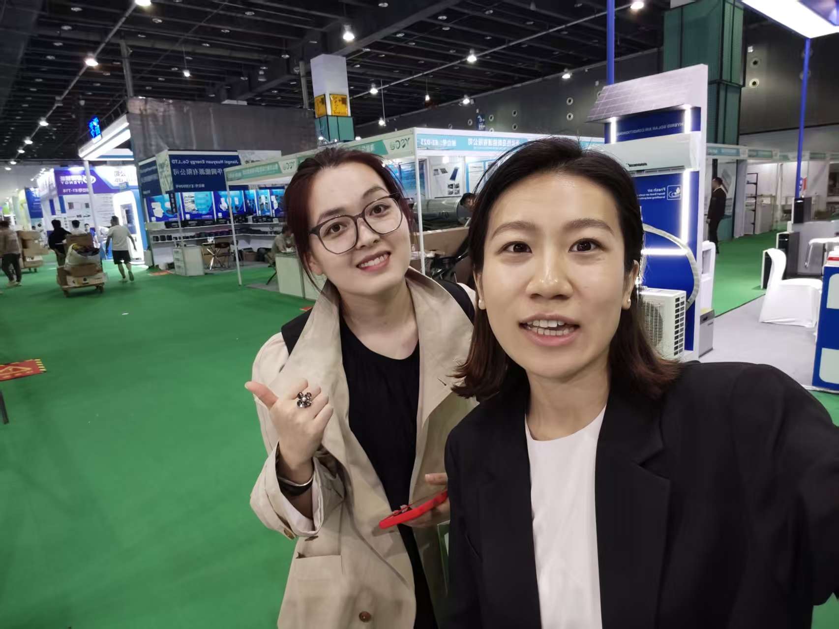 Attending the exhibition in Yiwu