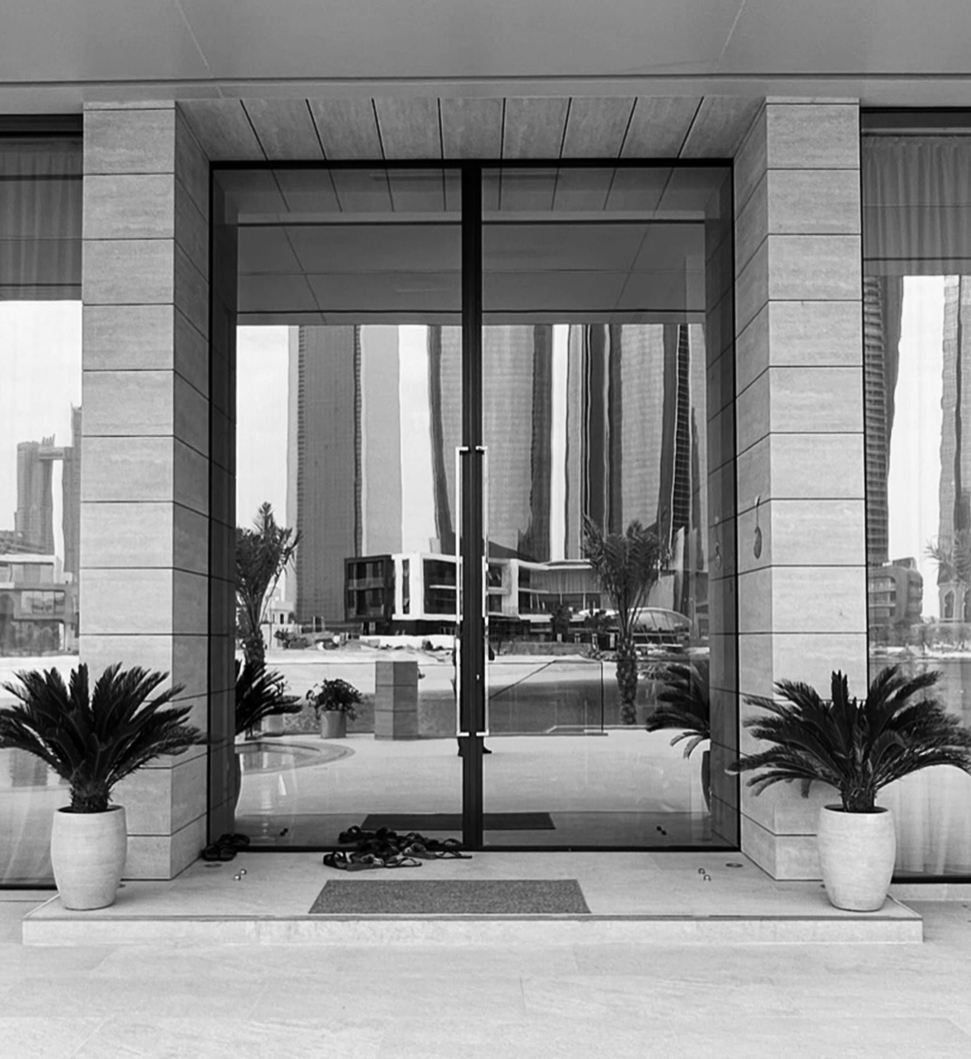 How Pivot Doors Dubai Combine Movement, Scale, and Architectural Expression