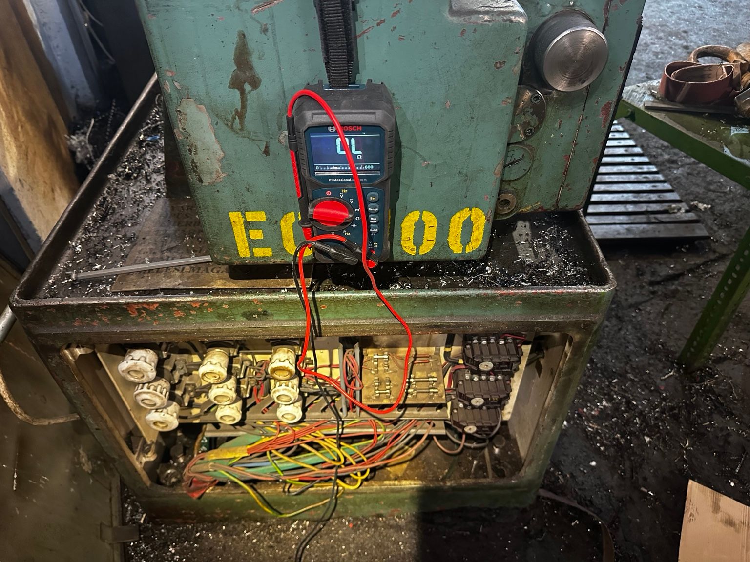 Esztergagép vezérlésének hibakeresése és javítása.