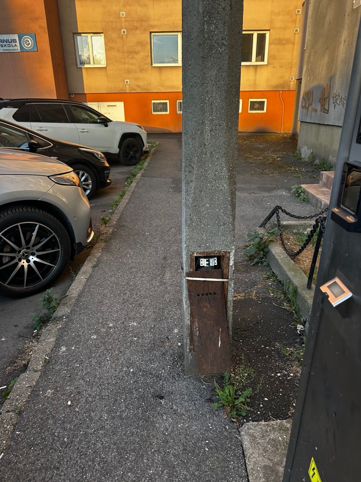 Nyitott közvilágítási oszlop Miskolc belvárosában, látható villamos szerelvényekkel – mit lát egy villanyszerelő?