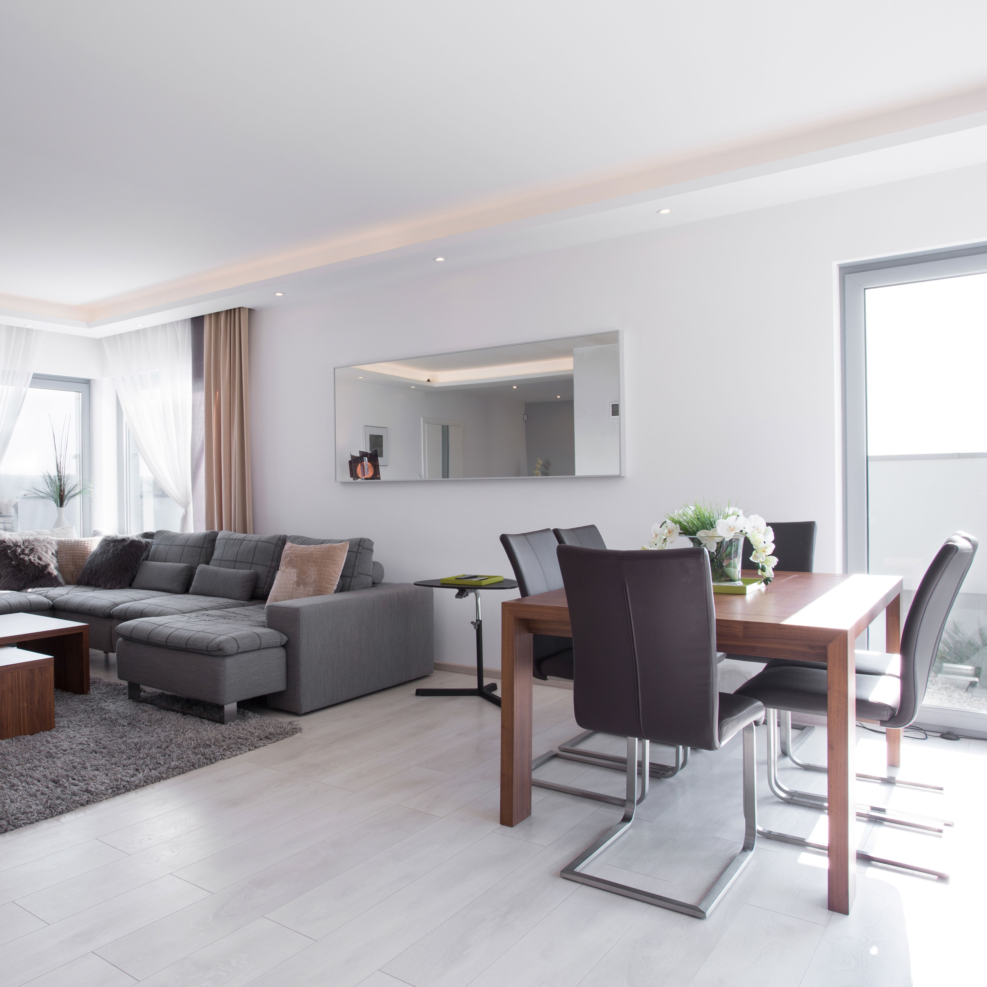 Immobilienfotograf Hanau – professionelle Innenaufnahme eines hellen Wohnbereichs