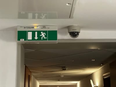Menekülési jelek és biztonsági világítás a gyakorlatban