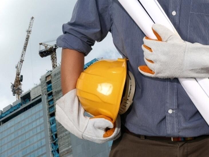 Egyéni védőeszközök a gyakorlatban – mikor kötelező és mikor hibázik a munkáltató?