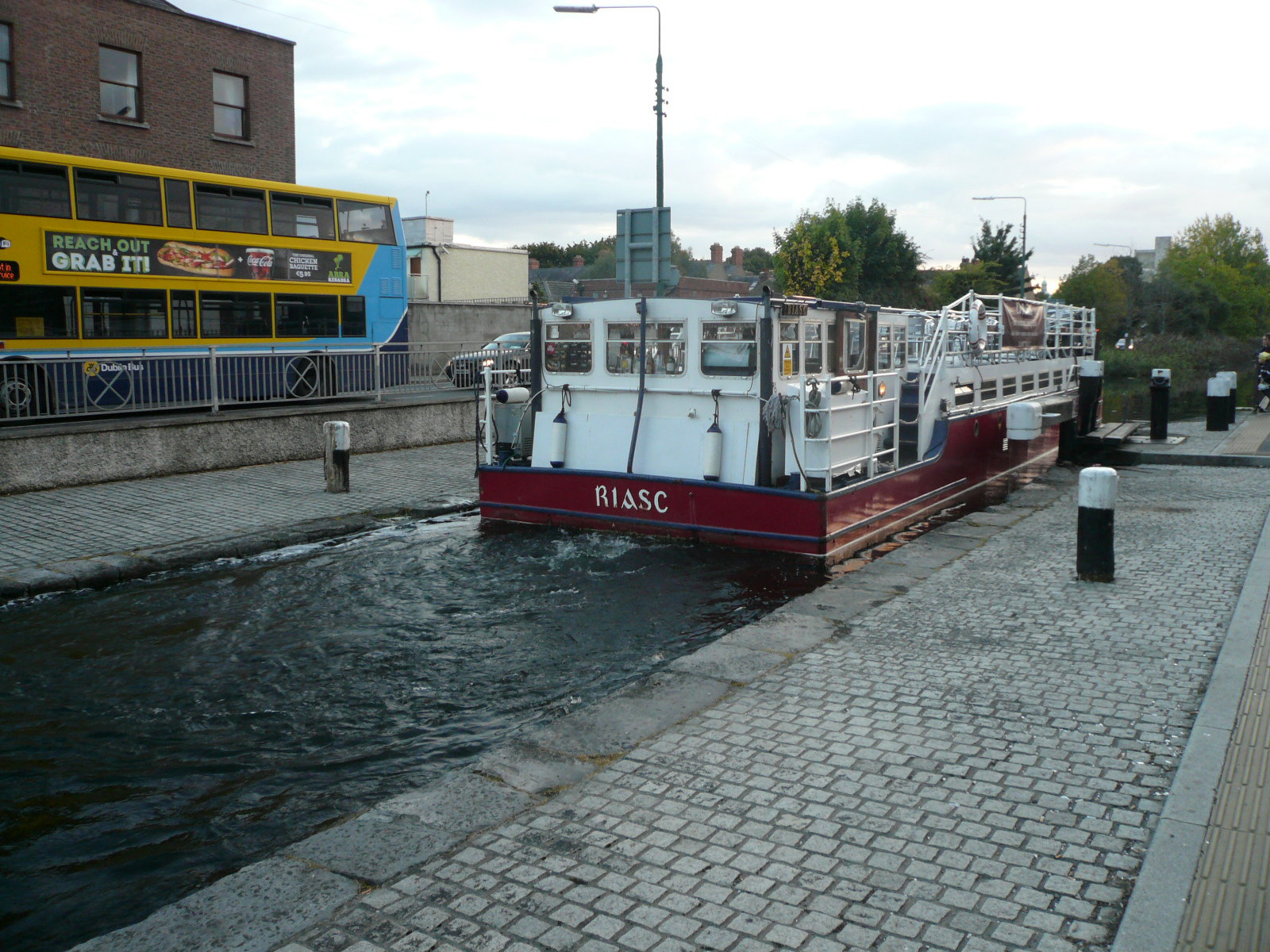 2015 09 Grand Canal Dublin restaurant boat Riasc lock C5 Leeson Street