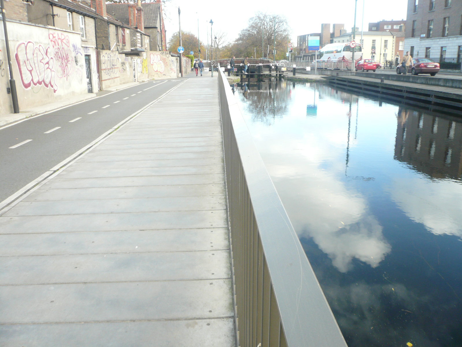 2017 11 Grand Canal Dublin Leeson Street new canilevered walkway