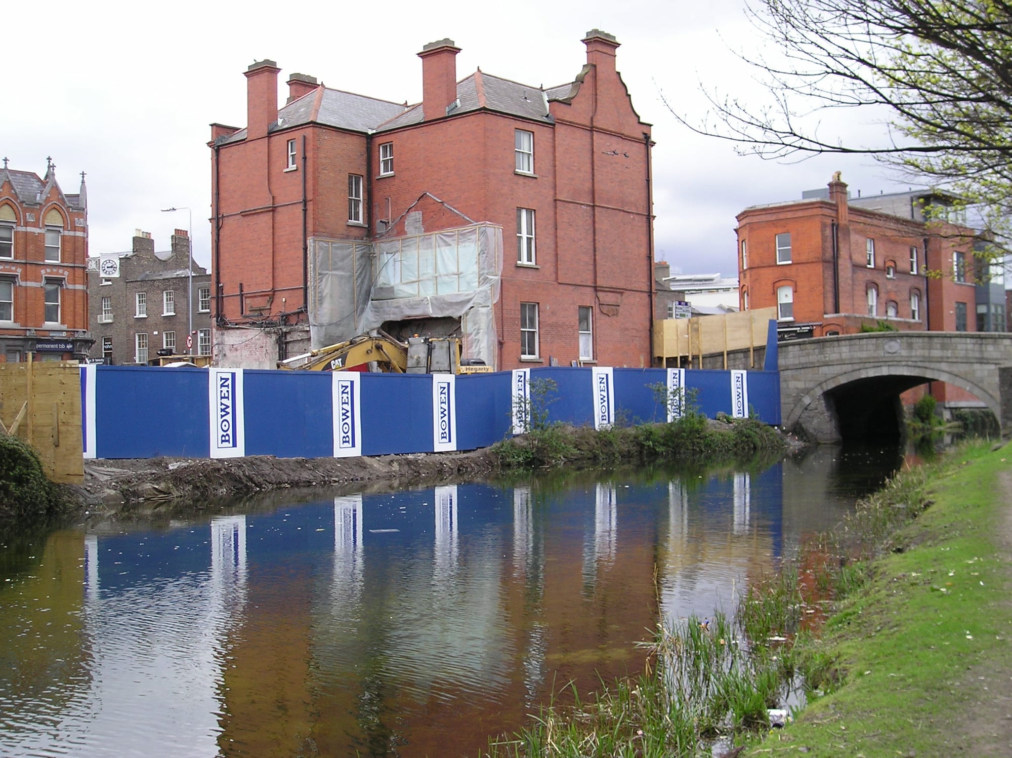 2006 04 15th Grand Canal Dublin Percy Place Baggot Street Bridge former Dunnes coalyard construction