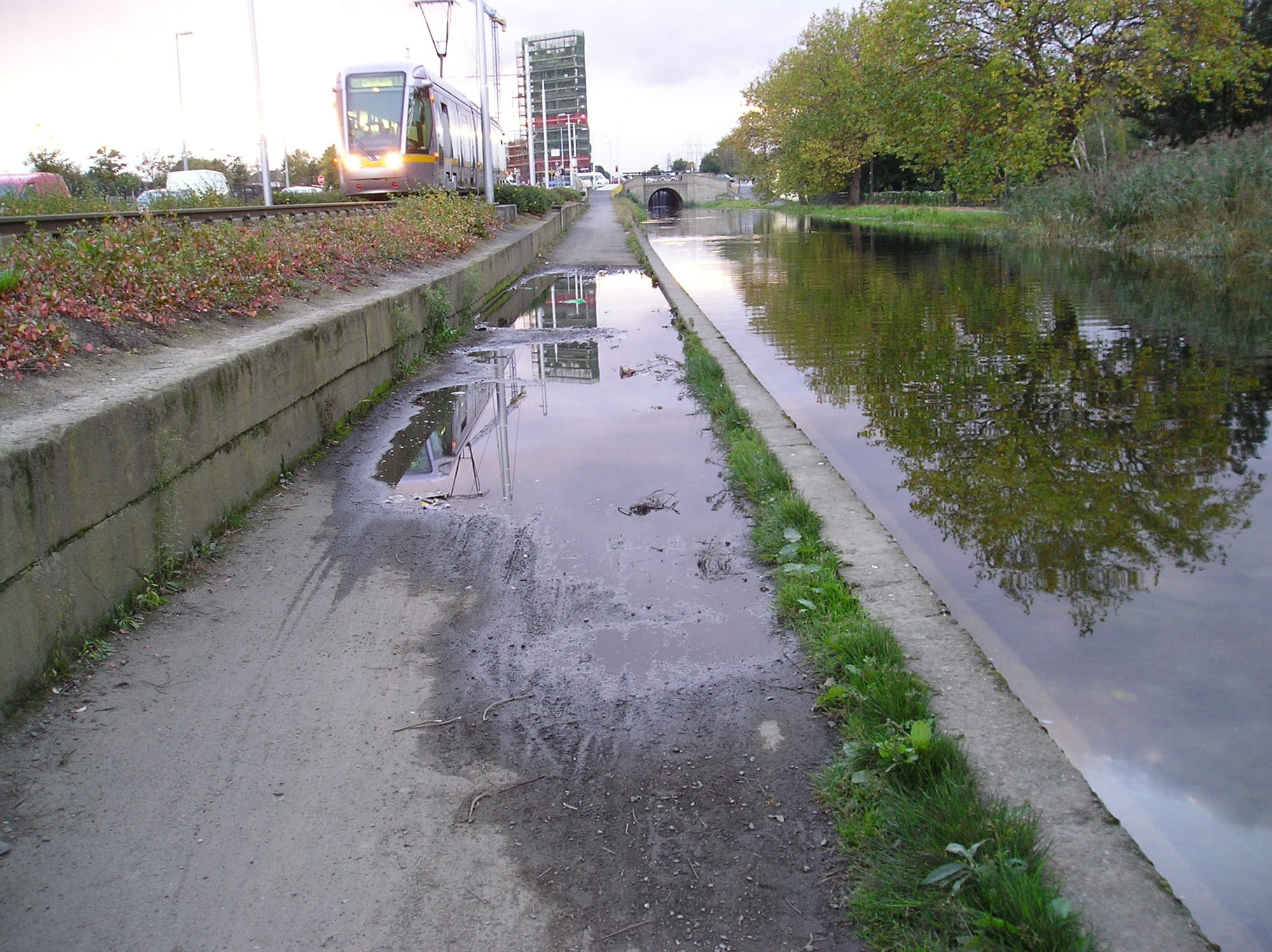 2007 09 Grand Canal Dublin Davitt Road flooded towpath