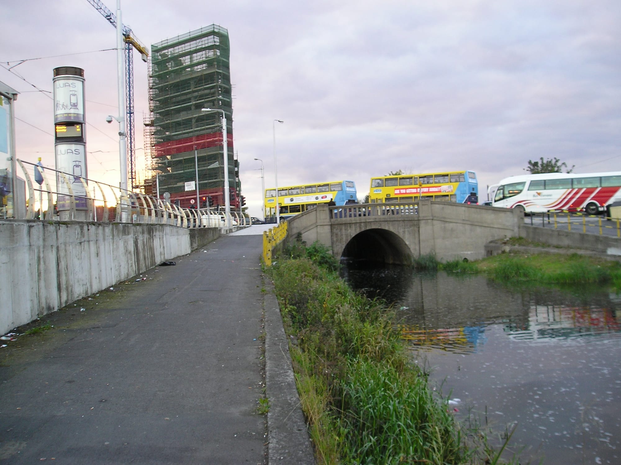 2007 09 Grand Canal Dublin lock 3 apartments under construction