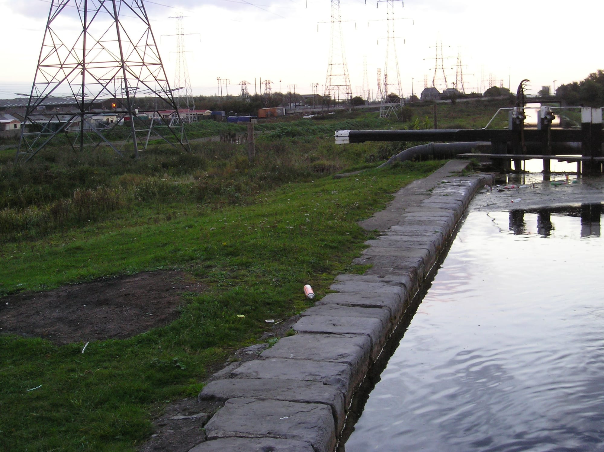 2007 09 Grand Canal Dublin lock 6 Labre Park badlands