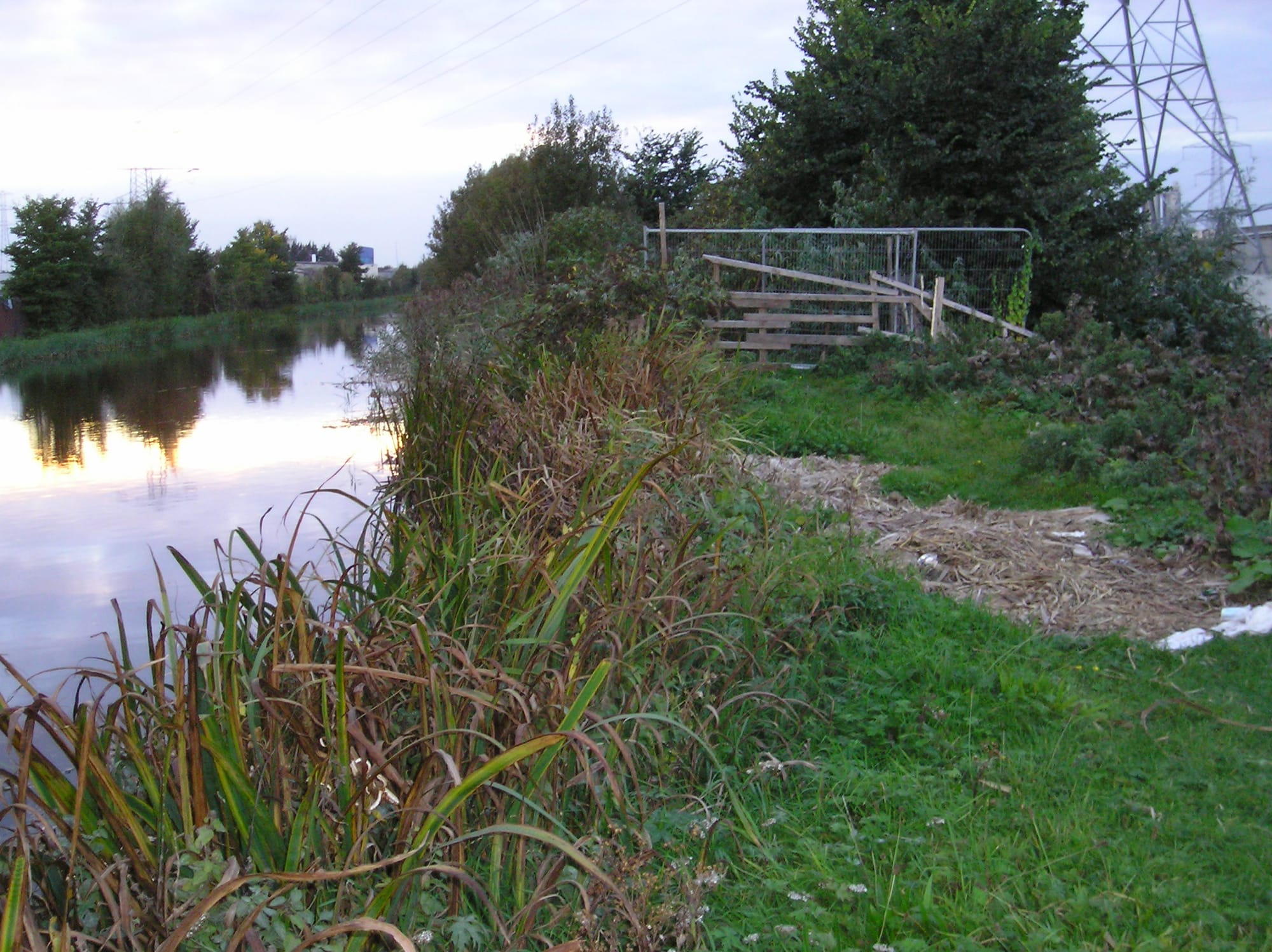 2007 09 Grand Canal Dublin lock 6 land grab