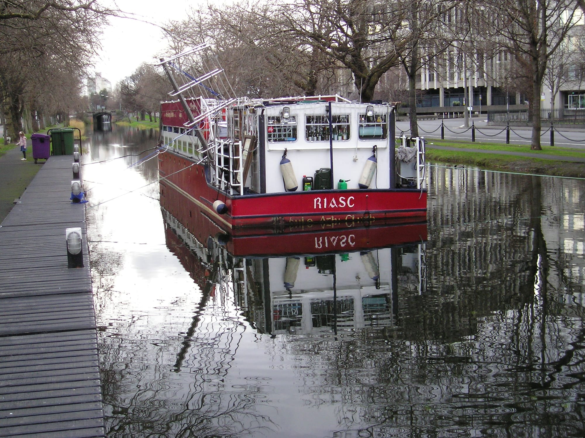 2008 01 Grand Canal Dublin Mespil Road M.V.Riasc restaurant boat