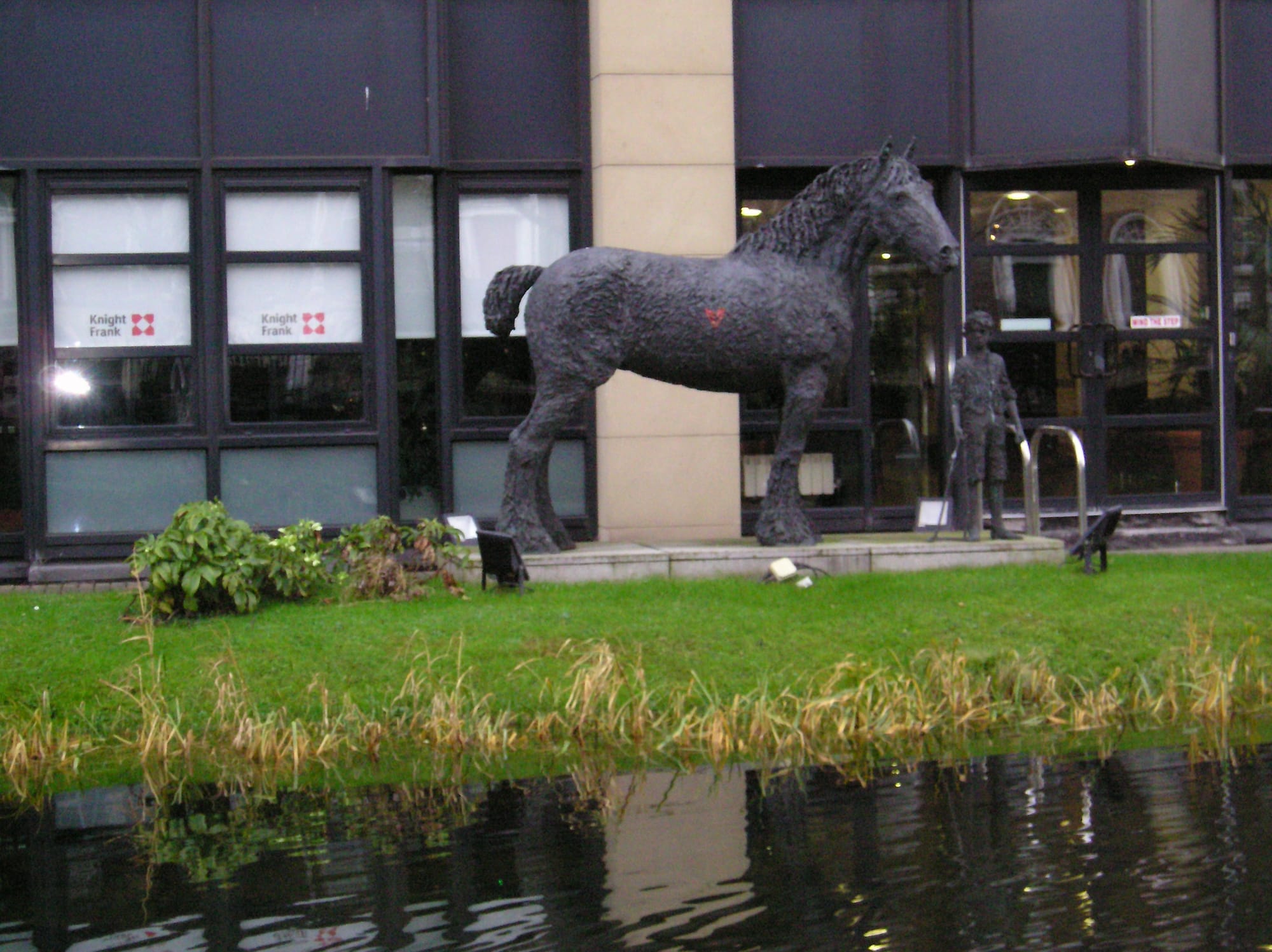 2008 01 Grand Canal Dublin Percy Place horse memorial to horse drawn barges