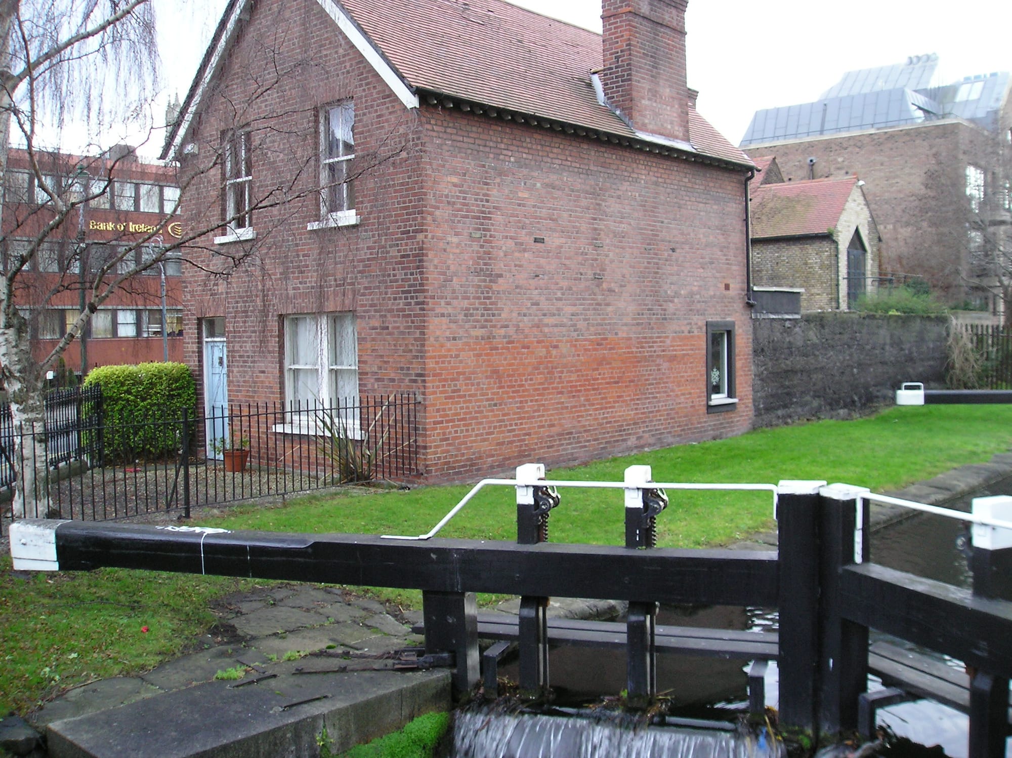 2008 01 Grand Canal Lock C3 Percy Place canalside house for sale