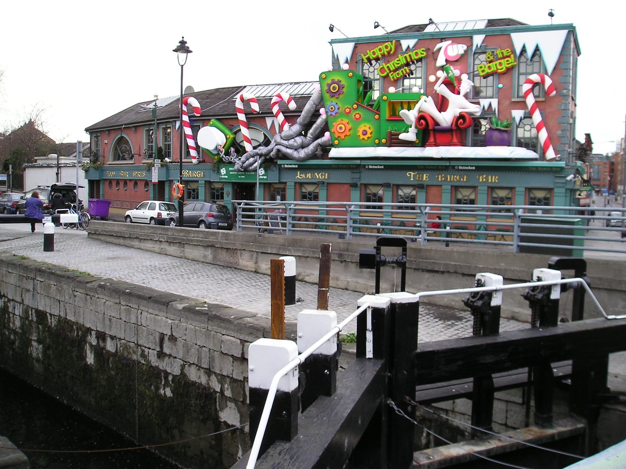 2008 01 Grand Canal Lock C6 Ranelagh Christmas Barge Pub