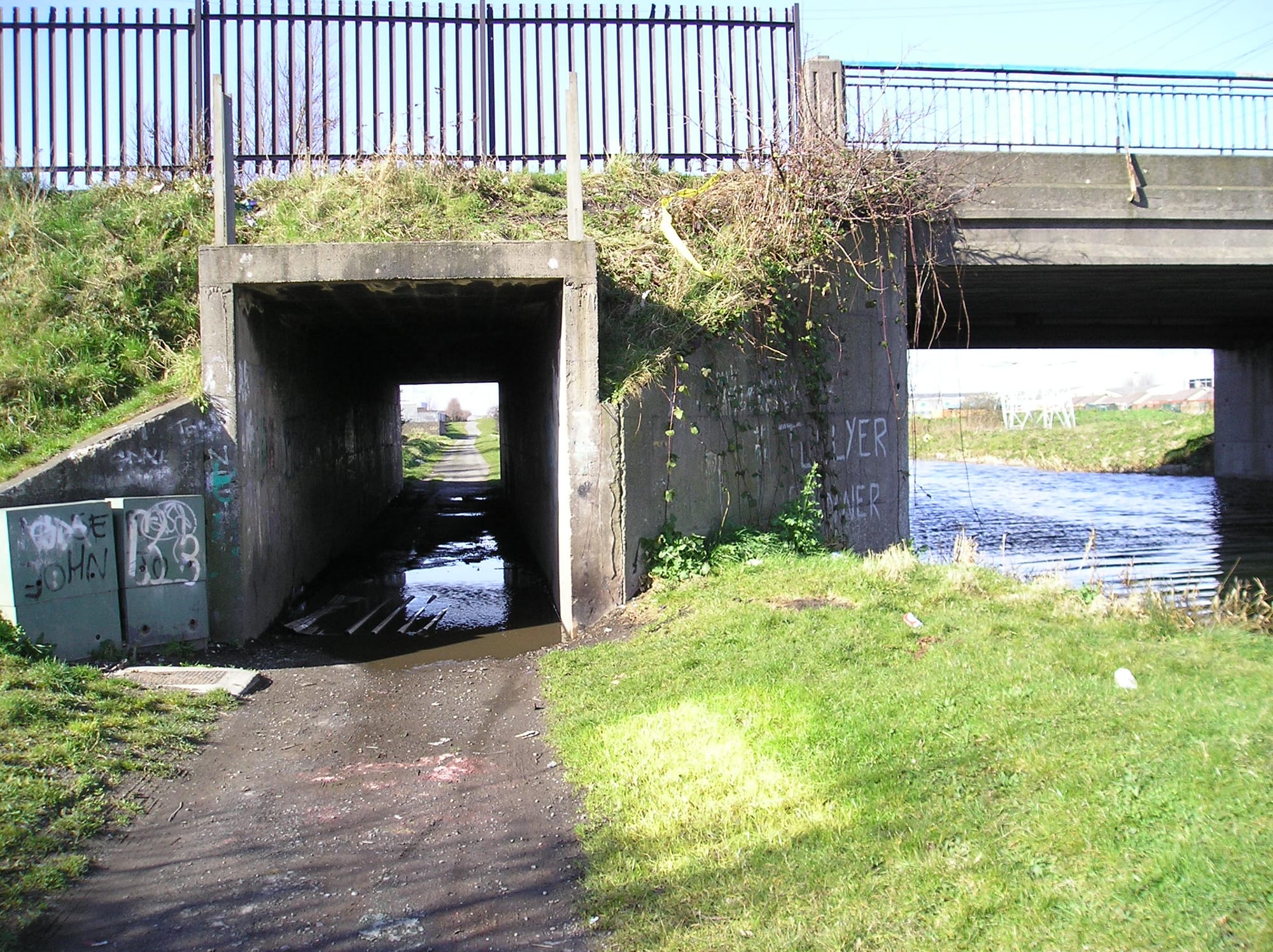 2008 03 Grand Canal Dublin Kylemore Road Bridge towpath underpass