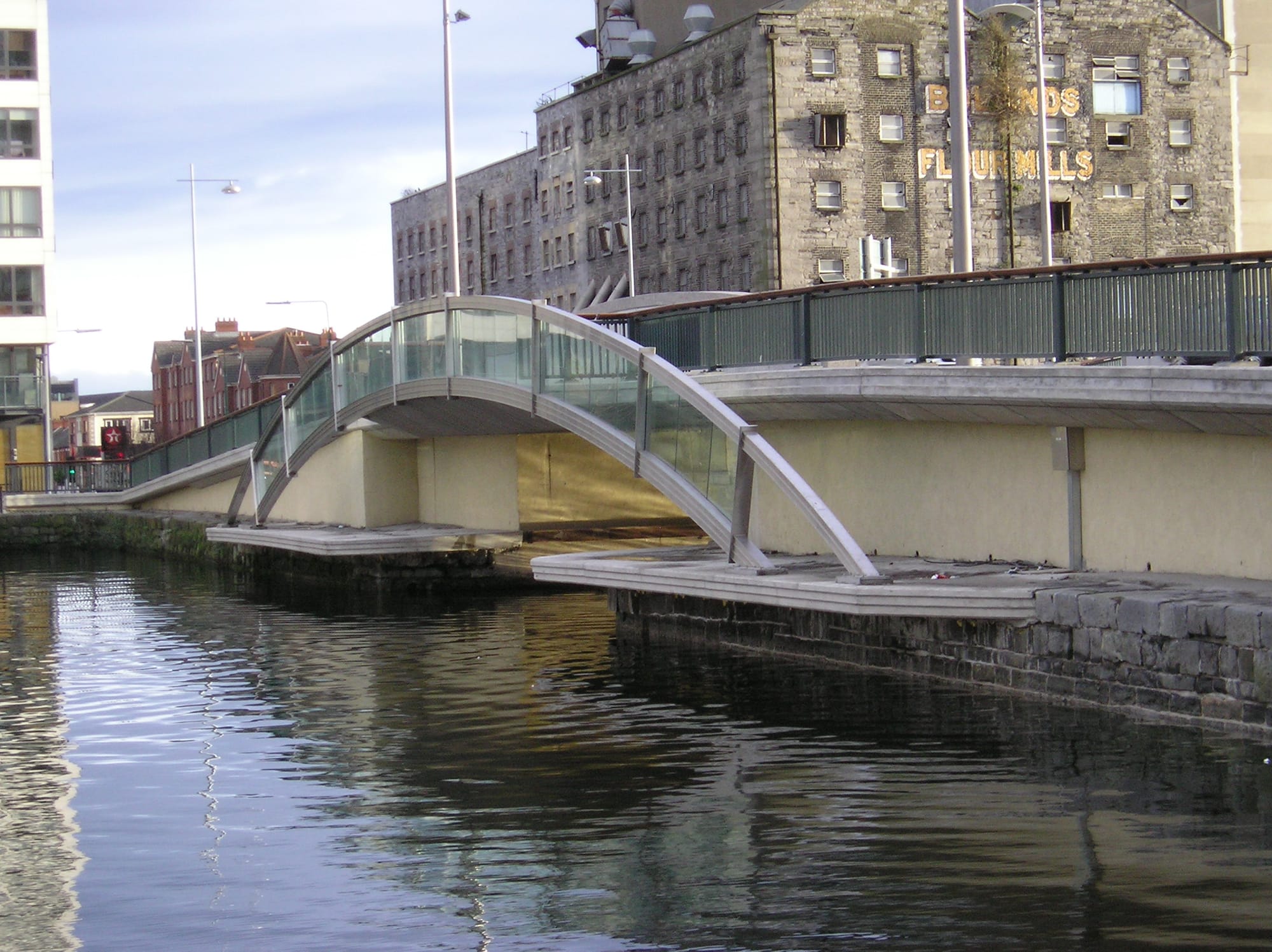 2008 01 Grand Canal Basin Pearse Street Bridge