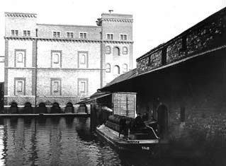 1940s Grand Canal Dublin 8 James Street Harbour in the trading days