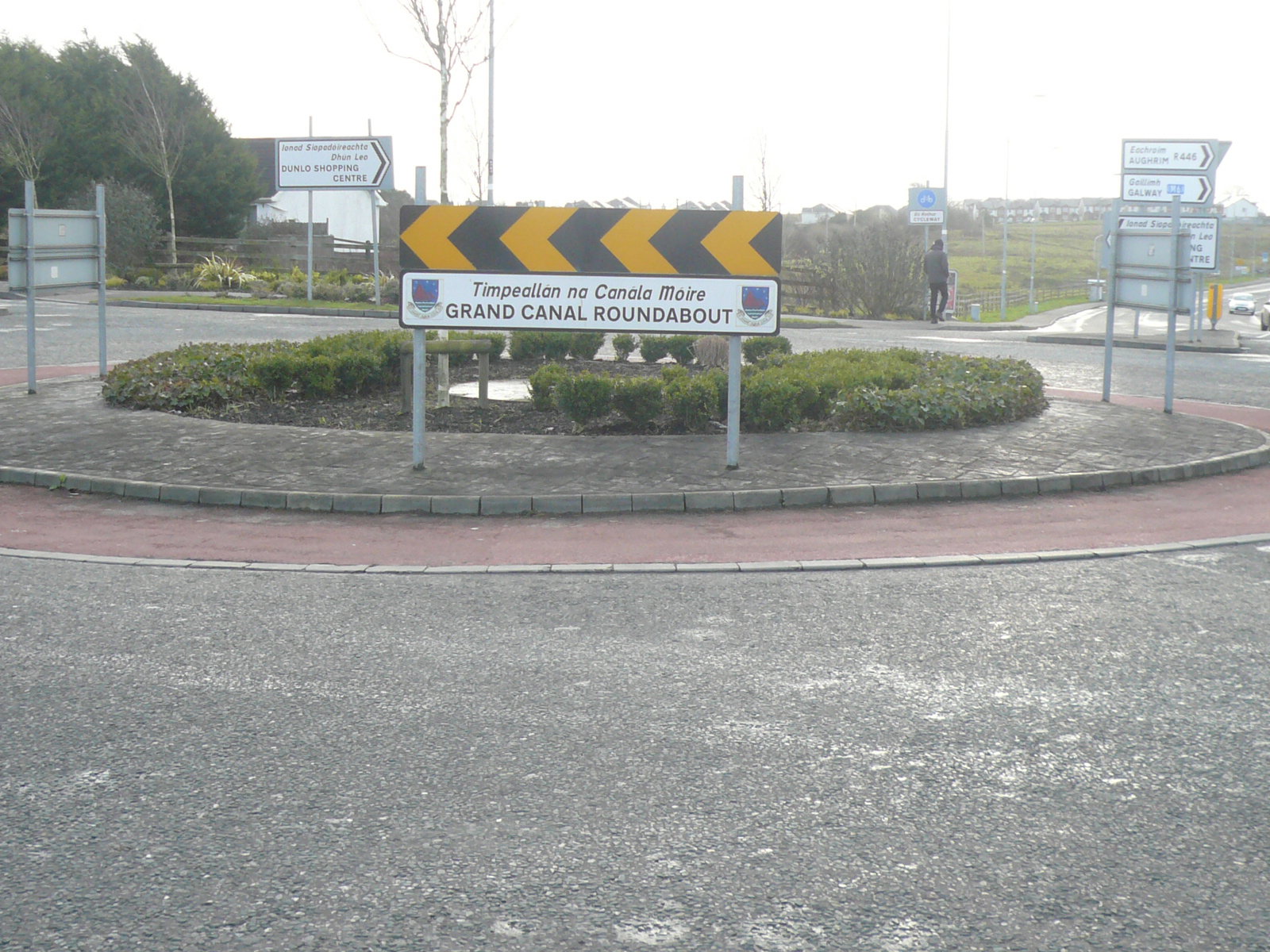 2017 12 Grand Canal Ballinasloe, roundabout recalls the Grand Canal