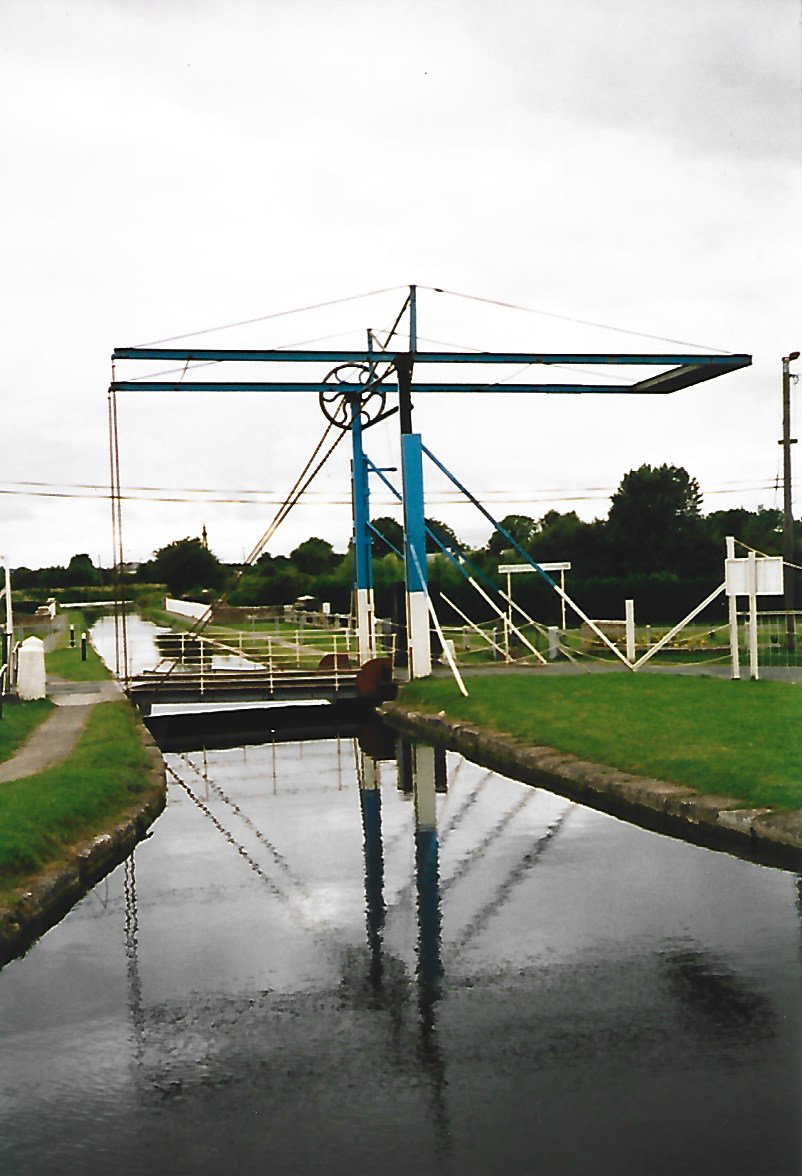 1998 08 Grand Canal Monasterevin lifting bridge with counterweight