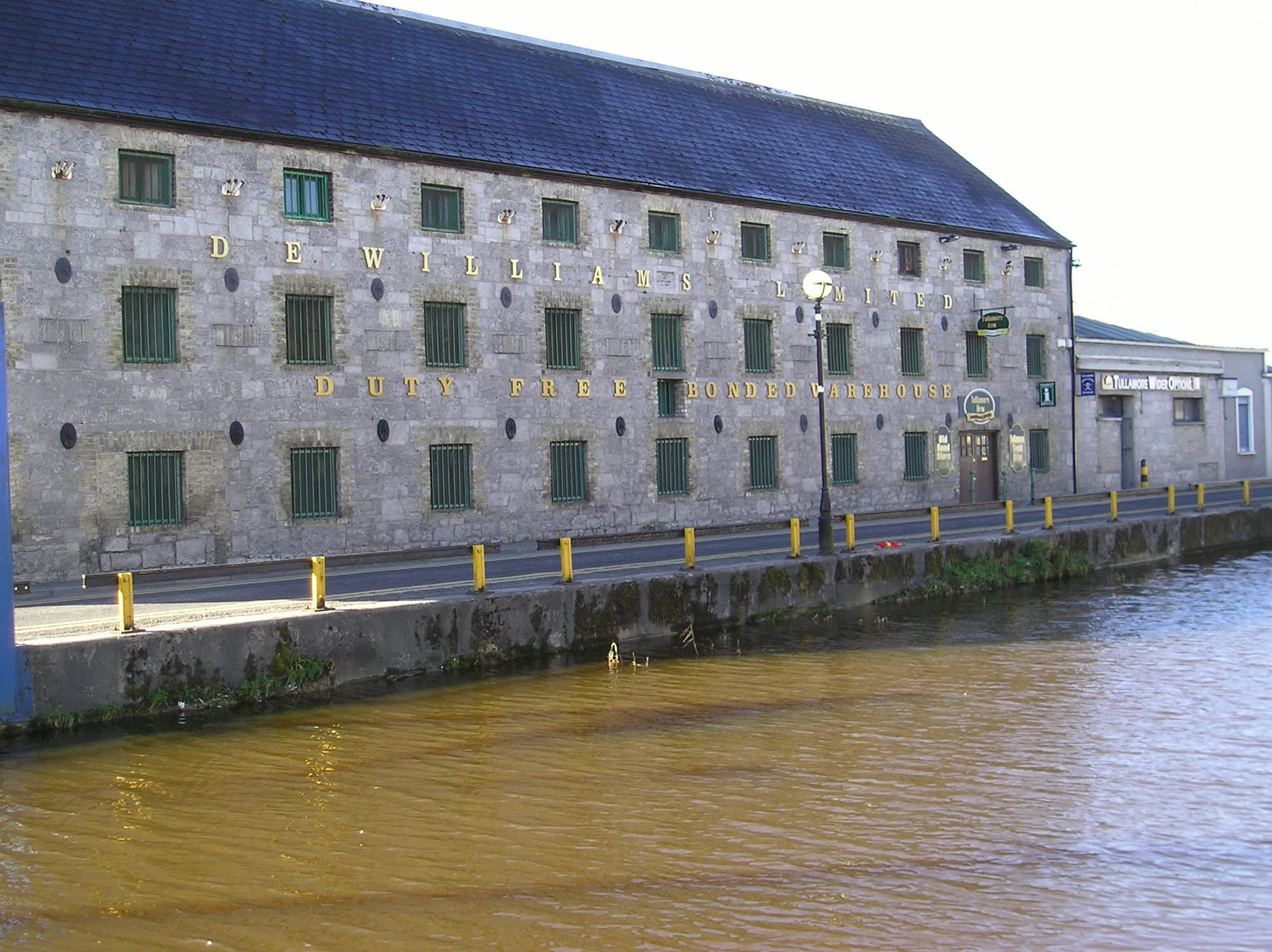 2008 03 Grand Canal Tullamore, canalside D.E.Williams drinks warehouse