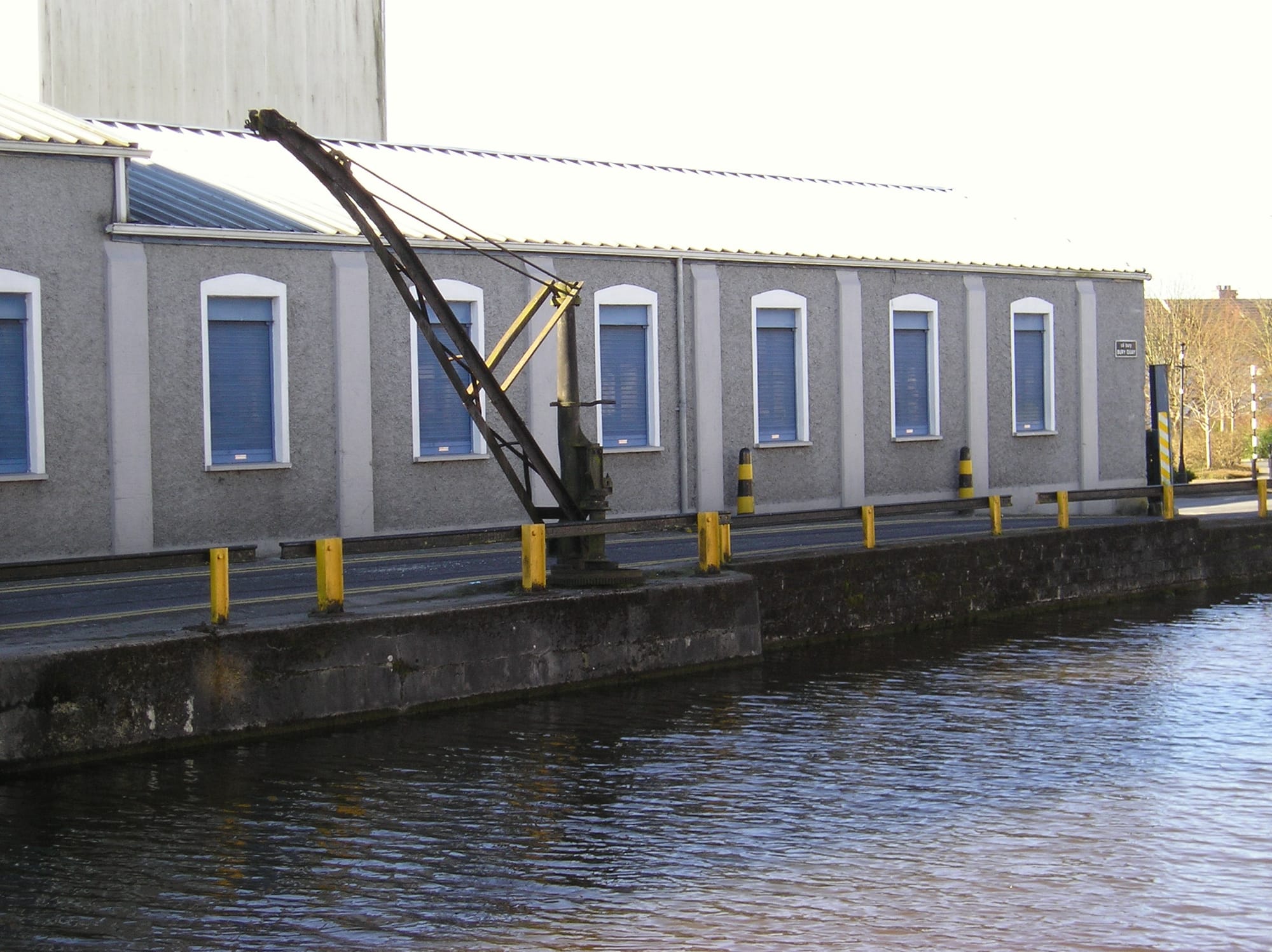 2008 03 Grand Canal Tullamore, canalside crane for loading DEW barrels onto barges