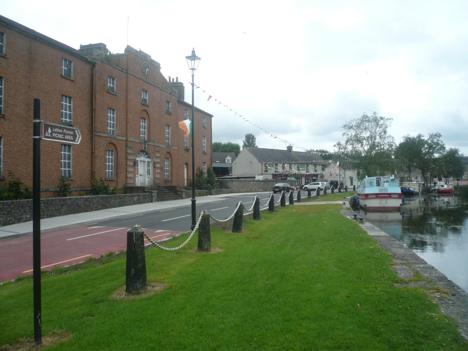 2016 06 Grand Canal Robertstown Hotel vacant and boarded up