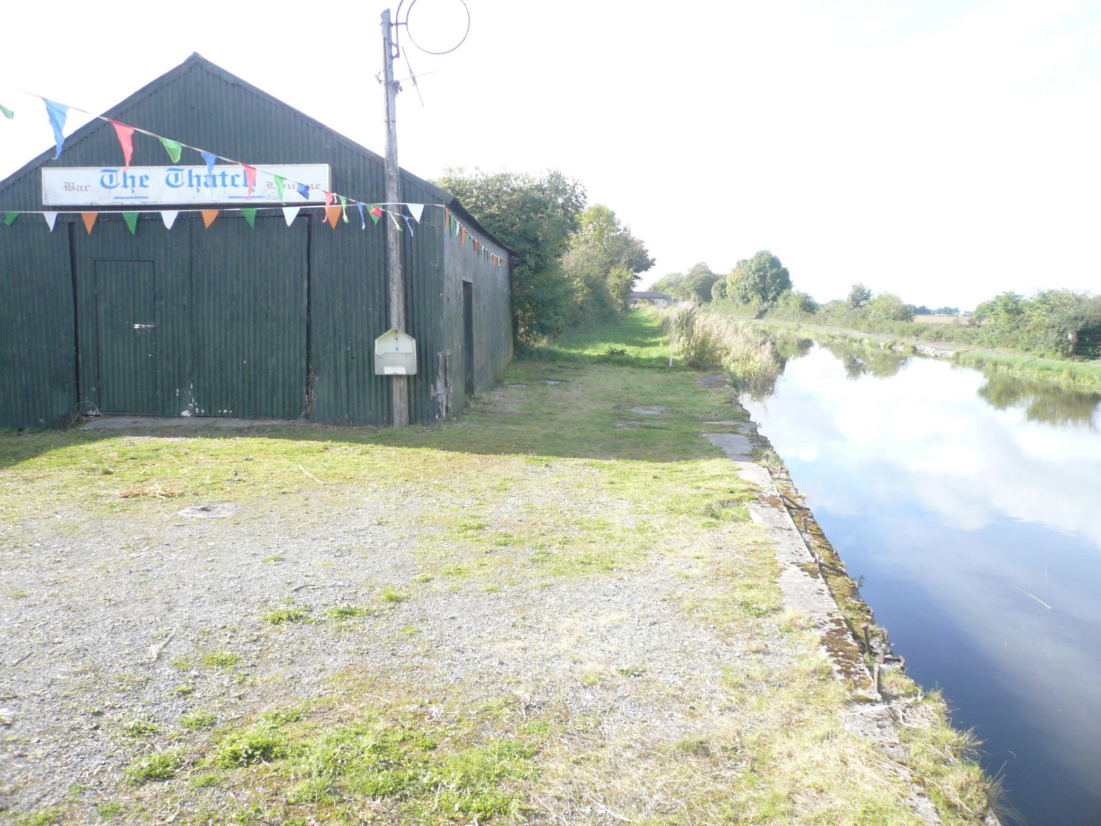 2017 09 30th Grand Canal Rahan Thatch Pub towpath canal storehouse